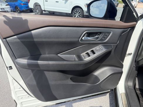Used 2023 Nissan Rogue Platinum w/ Platinum Premium Package FWD image 11