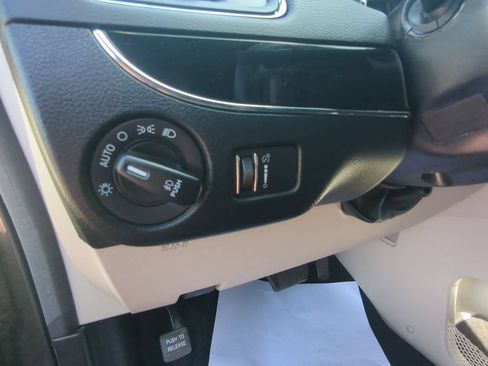 Used 2019 Dodge Grand Caravan SXT FWD image 14