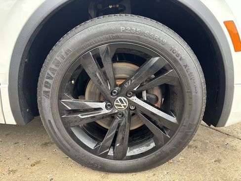 Used 2024 Volkswagen Tiguan SE R-Line image 9