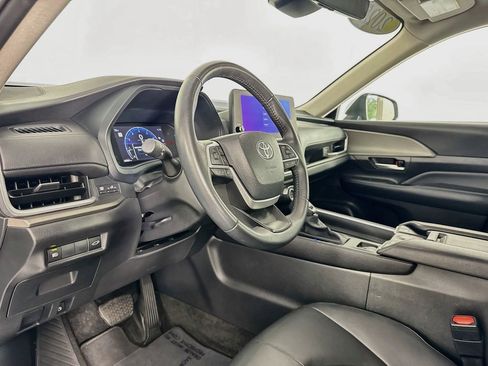 Used 2025 Toyota Grand Highlander FWD image 14