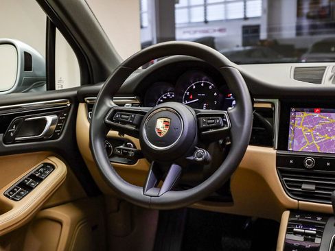 Used 2025 Porsche Macan image 19