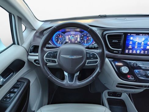 Used 2017 Chrysler Pacifica Touring-L Plus w/ Tire & Wheel Group image 21