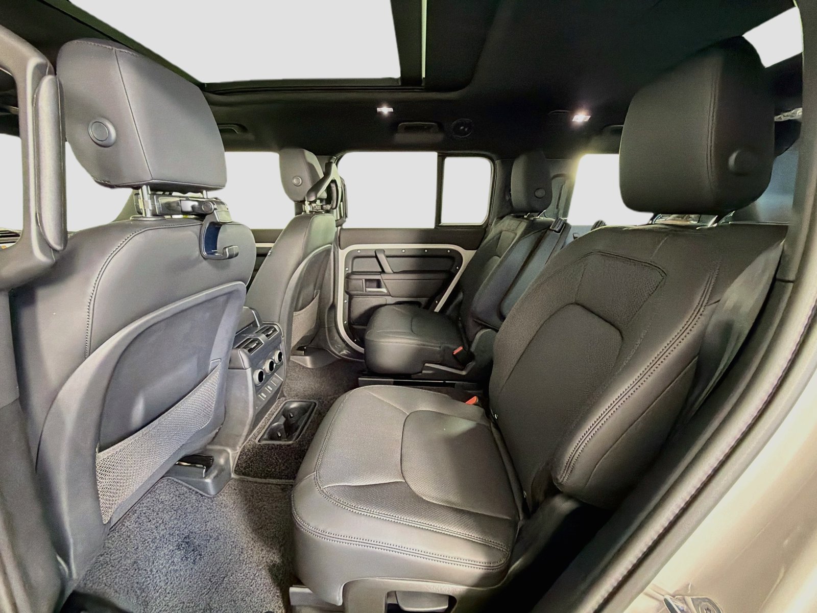 New 2026 Land Rover Defender 130 X-Dynamic SE AWD/4WD image 27