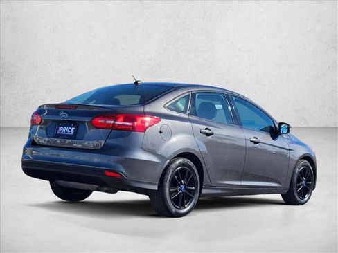Used 2018 Ford Focus SE w/ Cold Weather Package FWD image 5