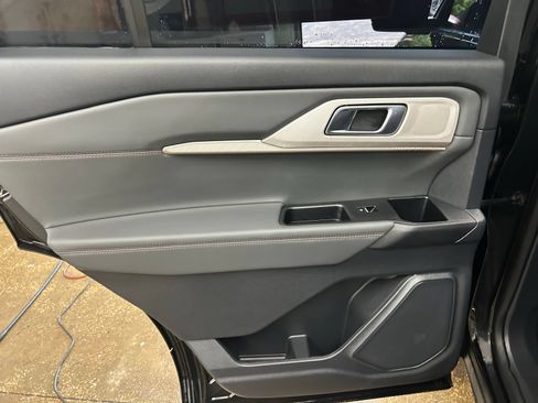 Used 2025 Ford Explorer Active AWD/4WD image 21