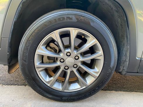 Used 2020 Jeep Cherokee Latitude Plus FWD image 25