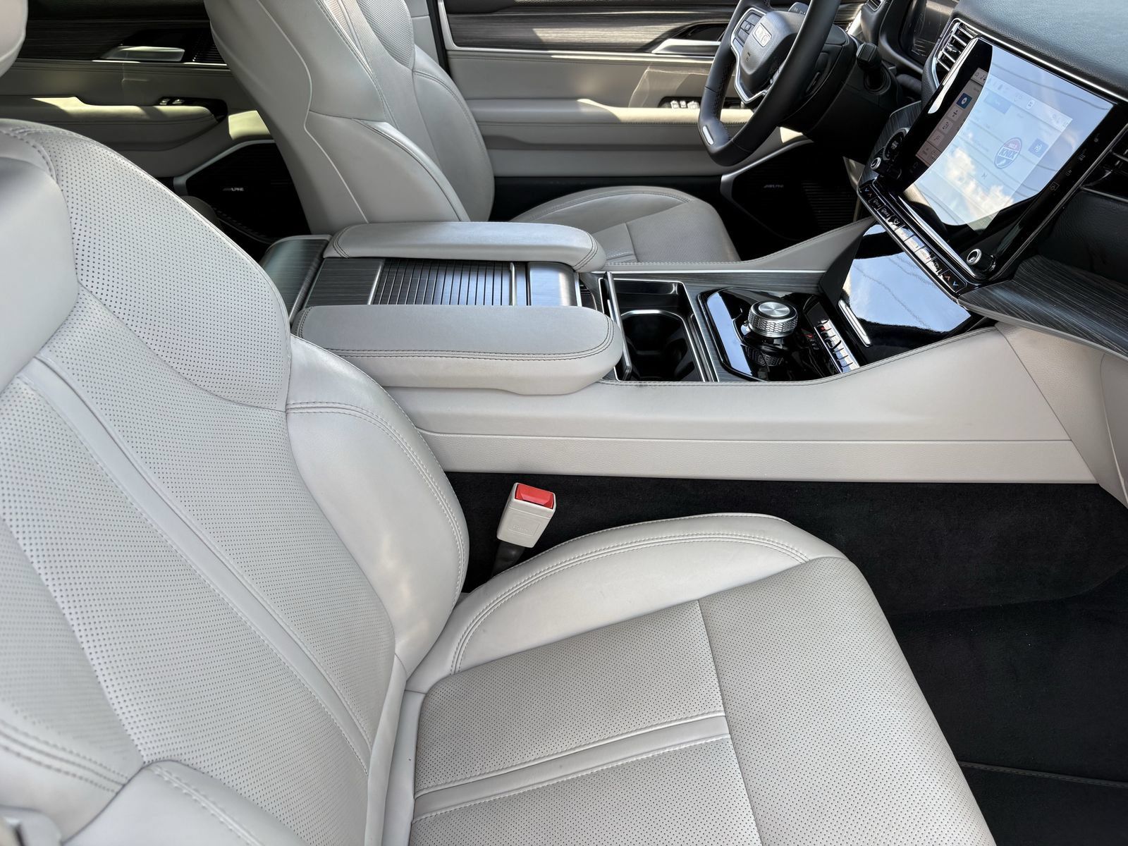 Used 2024 Jeep Wagoneer Series II w/ Flexible Seating Group RWD image 13