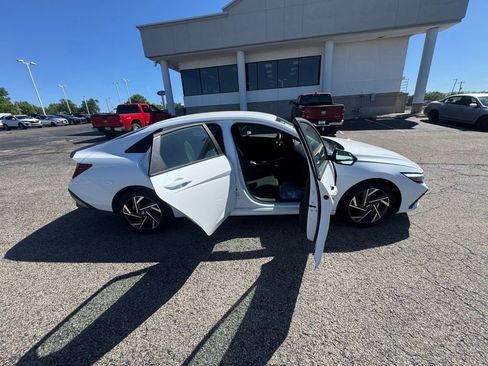 Used 2025 Hyundai Elantra Sport FWD image 8