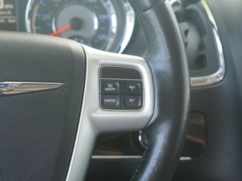 Used 2016 Chrysler Town & Country Touring-L FWD image 15