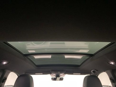 Used 2022 Volkswagen Atlas Cross Sport SEL R-Line image 28