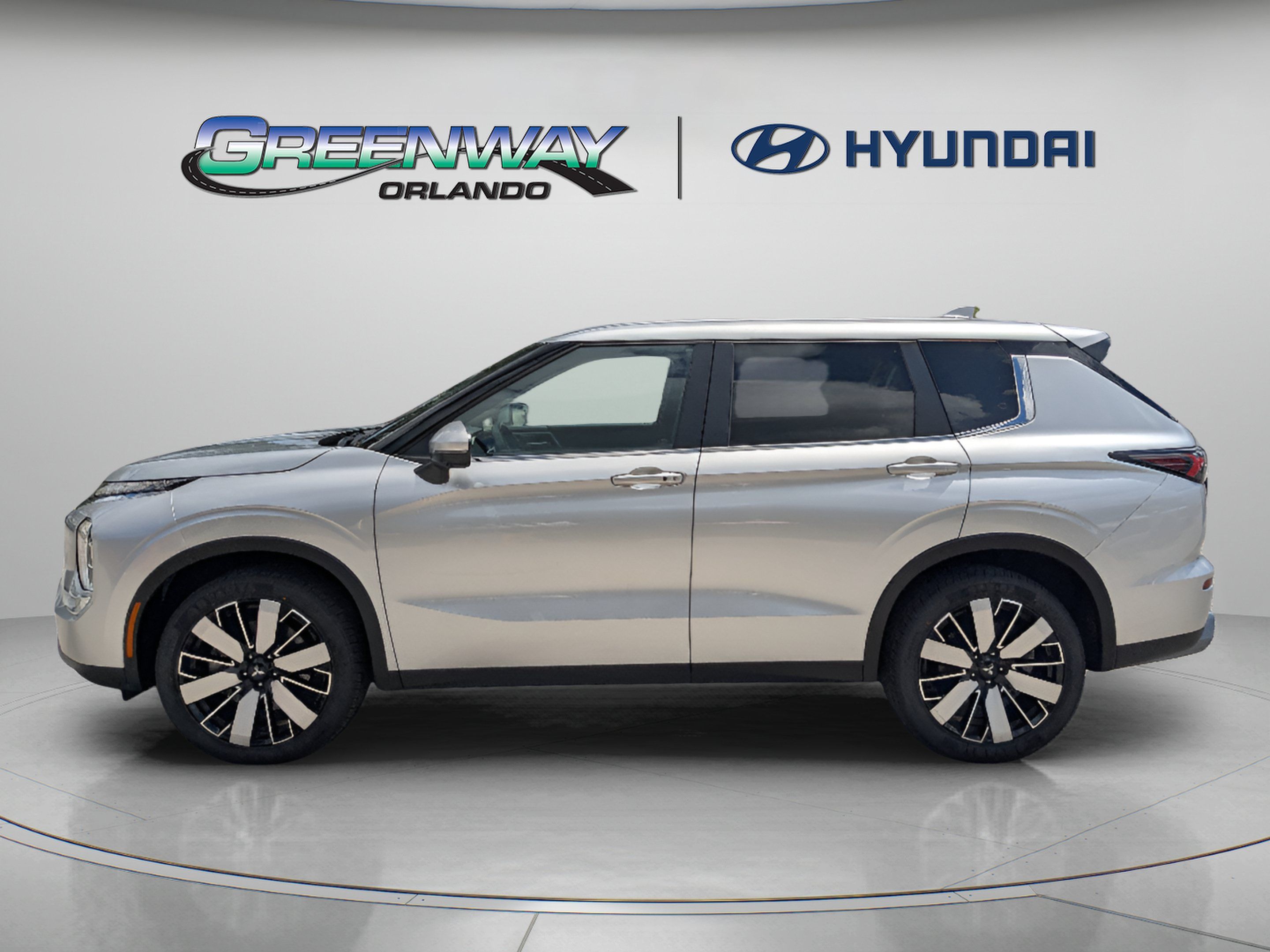 Used 2025 Mitsubishi Outlander SE FWD image 4
