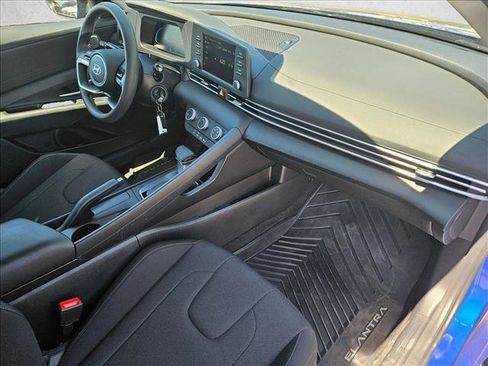 Used 2025 Hyundai Elantra SE FWD image 19