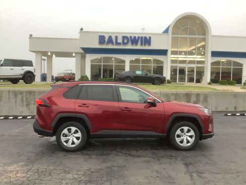 Used 2021 Toyota RAV4 LE image 8