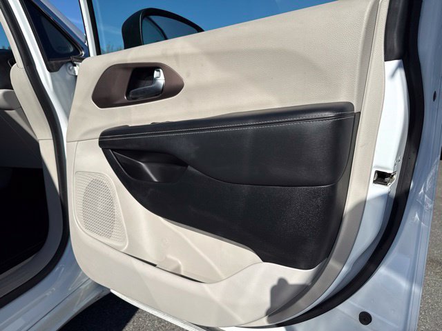 Used 2023 Chrysler Voyager LX FWD image 11