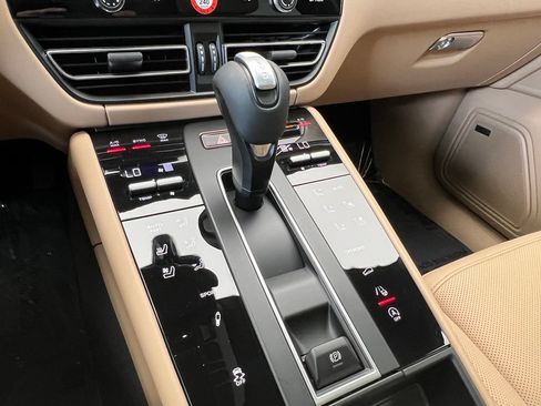 Used 2026 Porsche Macan AWD/4WD image 11