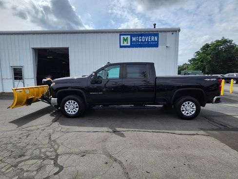 Used 2022 Chevrolet Silverado 2500 LT w/ Convenience Package AWD/4WD image 2