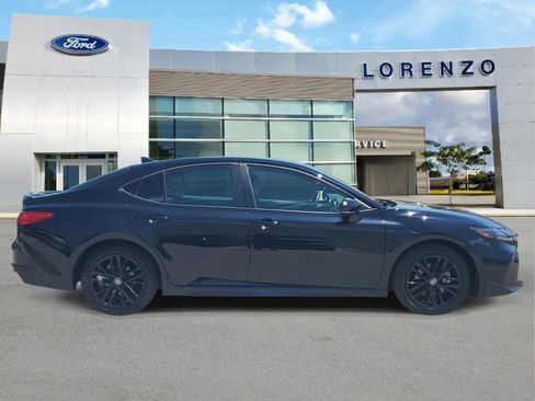 Used 2025 Toyota Camry SE FWD image 4