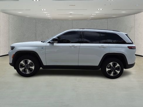 Used 2023 Jeep Grand Cherokee 4WD 4xe image 6