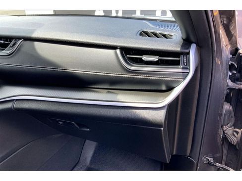 Used 2024 Jeep Grand Cherokee L Altitude AWD/4WD image 18