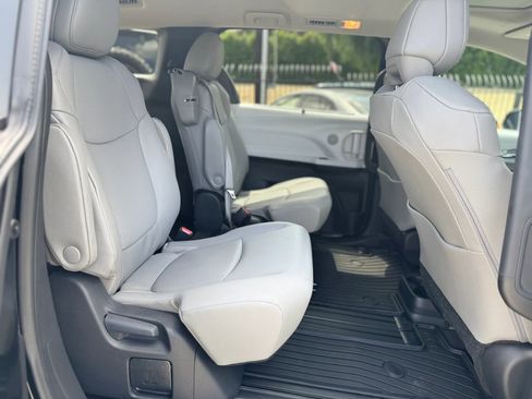 Used 2025 Toyota Sienna XLE image 12