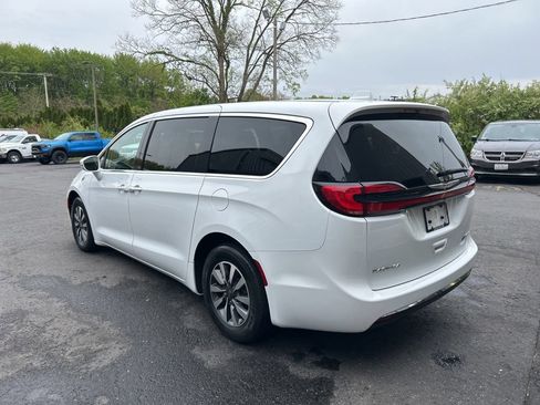 Used 2022 Chrysler Pacifica Touring-L FWD image 5