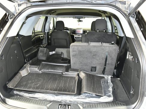 Used 2023 Ford Explorer XLT AWD/4WD image 49