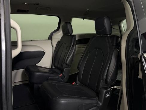 Used 2018 Chrysler Pacifica Touring-L w/ Premium Audio Group FWD image 28