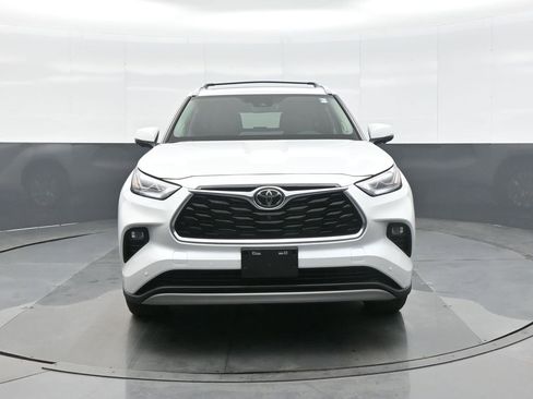 Used 2025 Toyota Highlander Platinum image 2