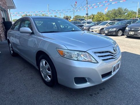 Used 2011 Toyota Camry LE FWD image 3