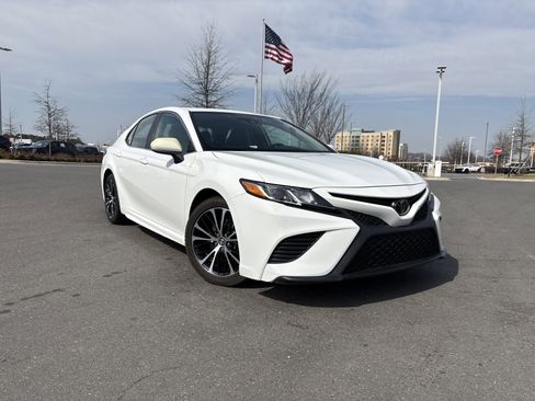 Used 2020 Toyota Camry SE image 2