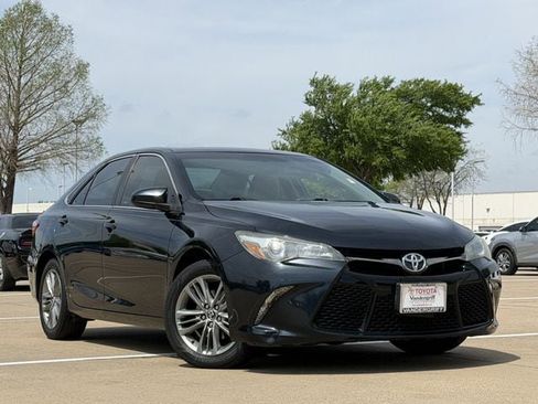 Used 2015 Toyota Camry SE w/ Moonroof Package image 2