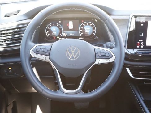 Used 2024 Volkswagen Atlas SE image 21