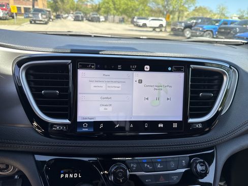 Used 2024 Chrysler Pacifica Pinnacle FWD image 23