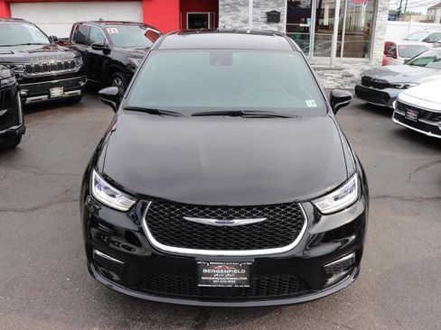 Used 2025 Chrysler Pacifica Select FWD image 9