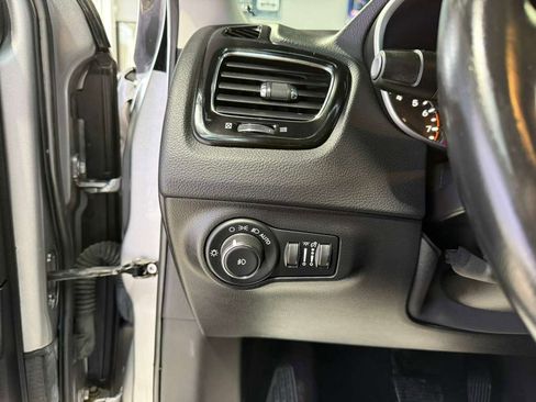 Used 2019 Jeep Compass Latitude FWD image 19