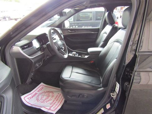 Used 2024 Jeep Grand Cherokee L Limited w/ Luxury Tech Group II AWD/4WD image 29