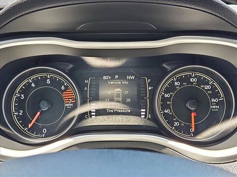 Used 2018 Jeep Cherokee Latitude Plus w/ Cold Weather Group AWD/4WD image 14