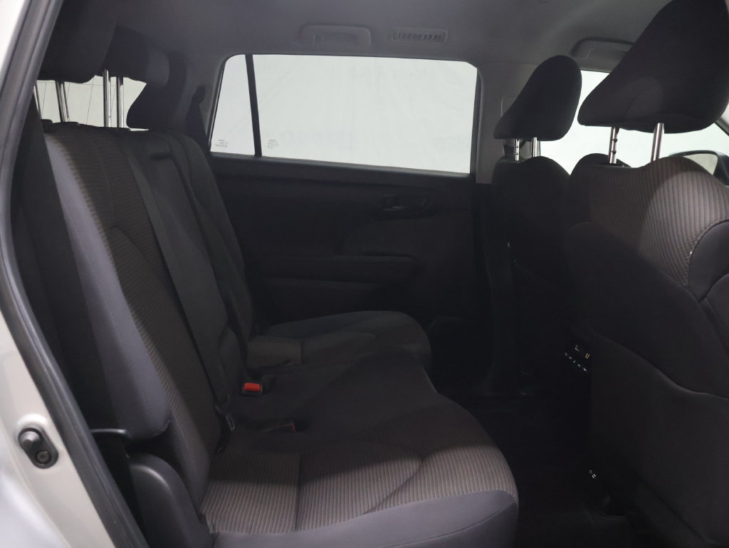 Used 2024 Toyota Highlander LE FWD image 12