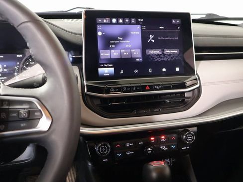 Used 2025 Jeep Compass Limited image 5