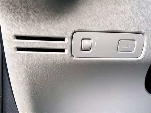 Used 2021 Volvo XC40 T5 Momentum w/ Premium Package image 32