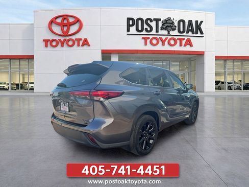 Used 2023 Toyota Highlander LE FWD image 8