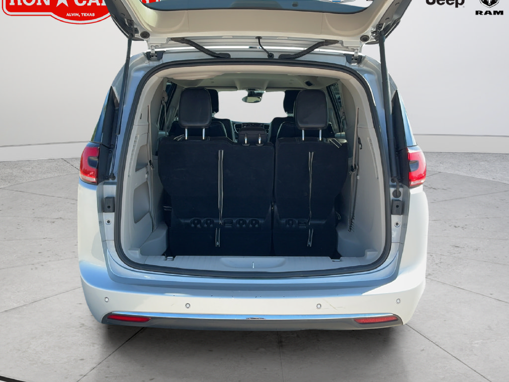 Used 2024 Chrysler Pacifica Touring-L FWD image 21