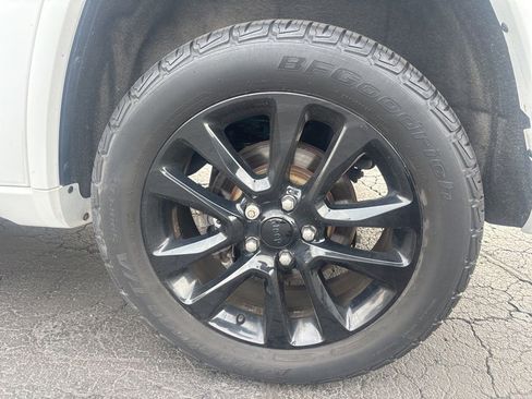 Used 2018 Jeep Grand Cherokee Altitude AWD/4WD image 9
