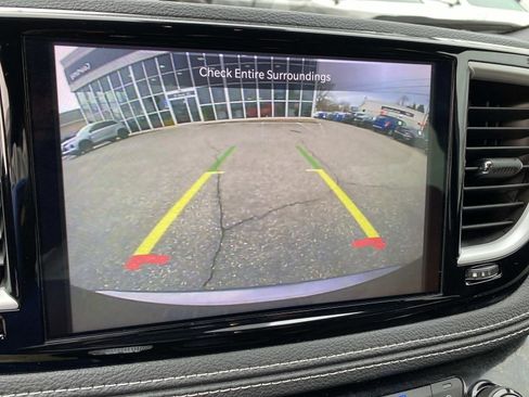 Used 2022 Chrysler Pacifica Touring image 11