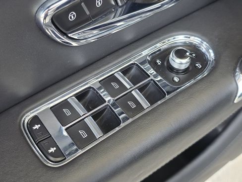 Used 2018 Bentley Bentayga AWD/4WD image 18