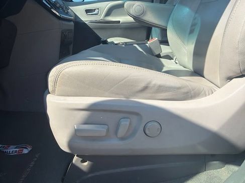 Used 2017 Toyota Sienna XLE Premium FWD image 9