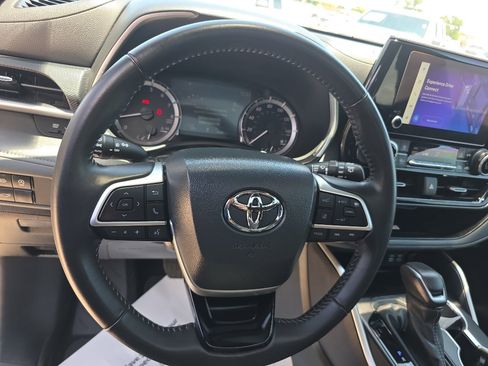 Certified 2024 Toyota Highlander XSE FWD image 11