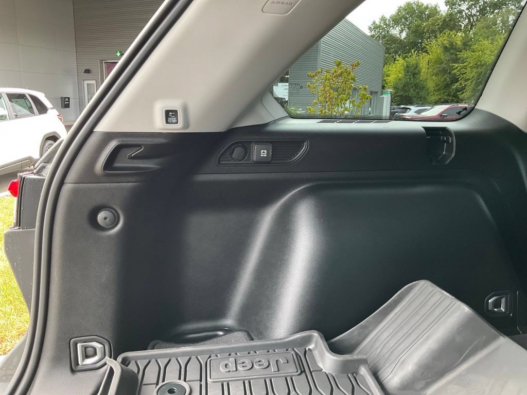 Used 2023 Jeep Grand Cherokee Limited w/ Luxury Tech Group II AWD/4WD image 44