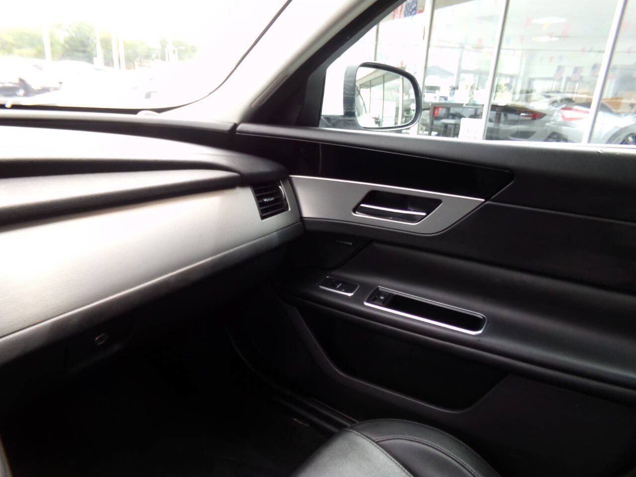 Used 2016 Jaguar XF Premium RWD image 23