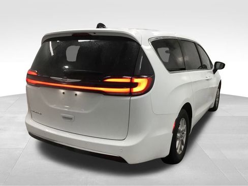 Used 2024 Chrysler Pacifica Touring-L image 14
